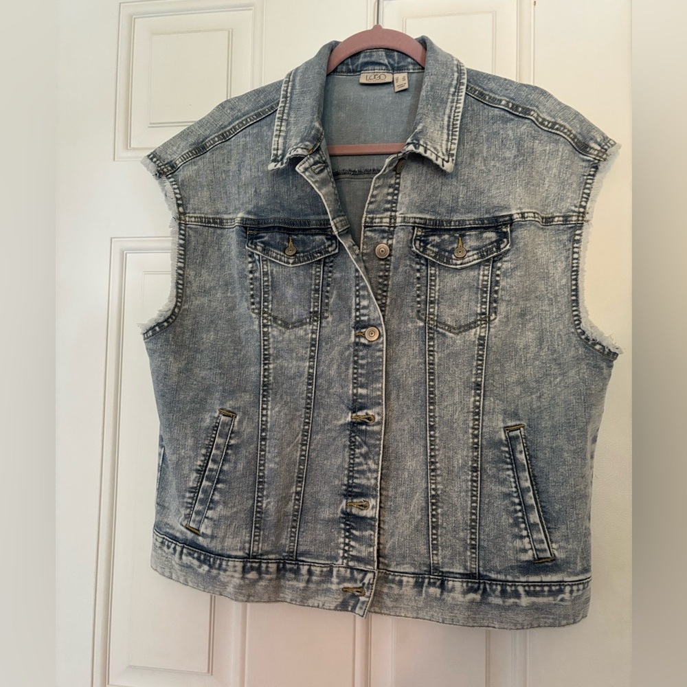 NWOT LOGO by Lori Goldstein Light Acid Washed Denim Vest Size 10